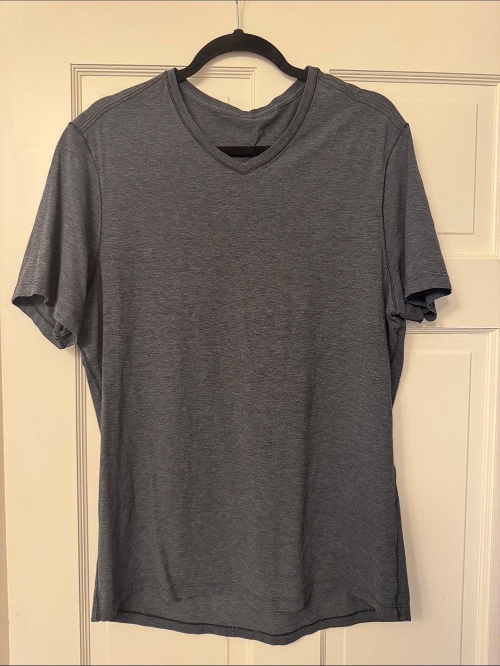 lululemon athletica Men's Heathered Slate V-Neck Short Sleeve Tee